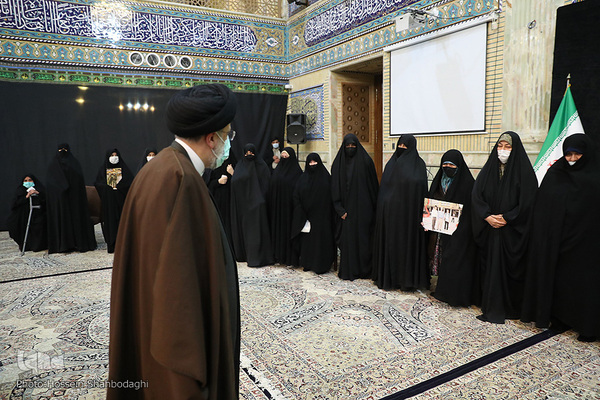 Ebrahim Raisi trifft Familien der Märtyrer in Qom