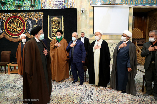 Ebrahim Raisi trifft Familien der Märtyrer in Qom