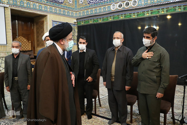 Ebrahim Raisi trifft Familien der Märtyrer in Qom