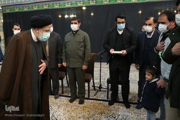 Ebrahim Raisi trifft Familien der Märtyrer in Qom