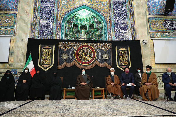 Ebrahim Raisi trifft Familien der Märtyrer in Qom