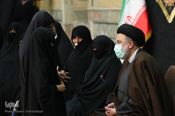 Ebrahim Raisi trifft Familien der Märtyrer in Qom