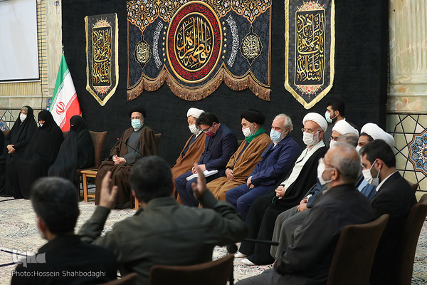 Ebrahim Raisi trifft Familien der Märtyrer in Qom
