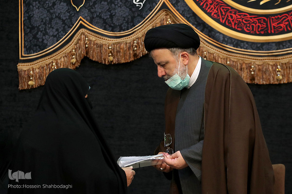 Ebrahim Raisi trifft Familien der Märtyrer in Qom