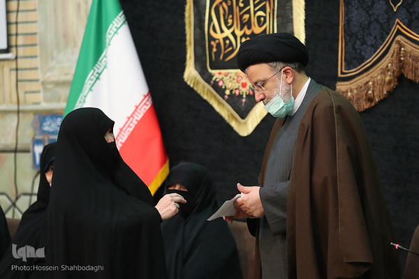 Ebrahim Raisi trifft Familien der Märtyrer in Qom