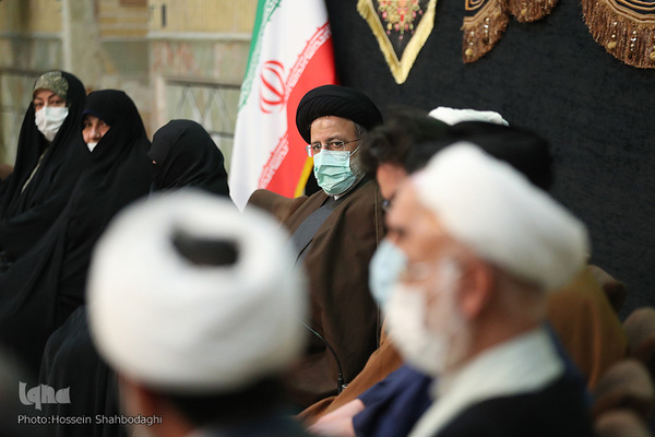 Ebrahim Raisi trifft Familien der Märtyrer in Qom