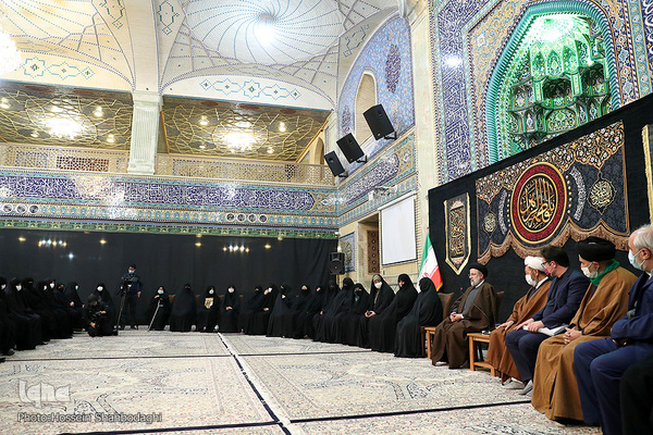Ebrahim Raisi trifft Familien der Märtyrer in Qom
