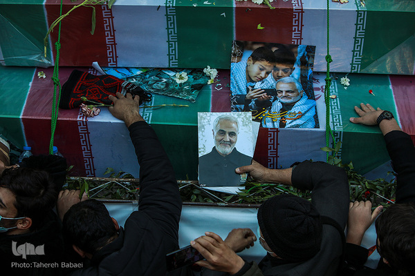 Überreste von 150 Märtyrern der „Heiligen Verteidigung“ in Teheran beigesetzt