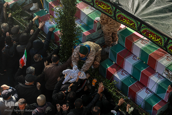 Überreste von 150 Märtyrern der „Heiligen Verteidigung“ in Teheran beigesetzt