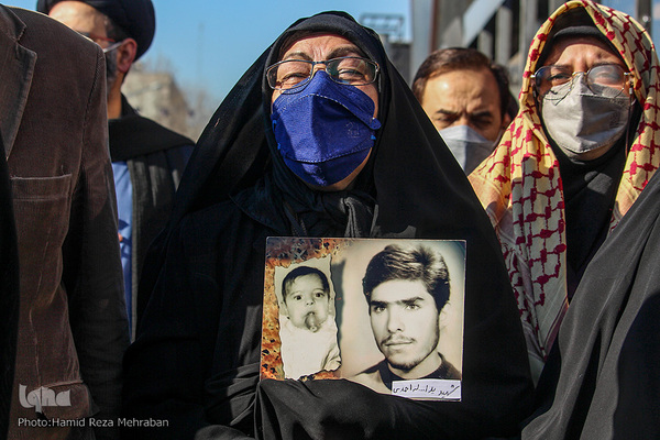 Überreste von 150 Märtyrern der „Heiligen Verteidigung“ in Teheran beigesetzt