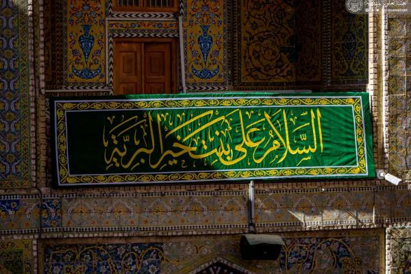 Fahne auf Kuppel des Heiligtums von Imam Ali (as.) gehisst