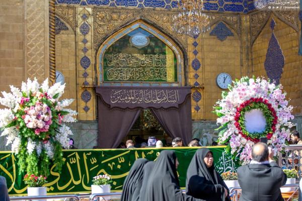 Fahne auf Kuppel des Heiligtums von Imam Ali (as.) gehisst