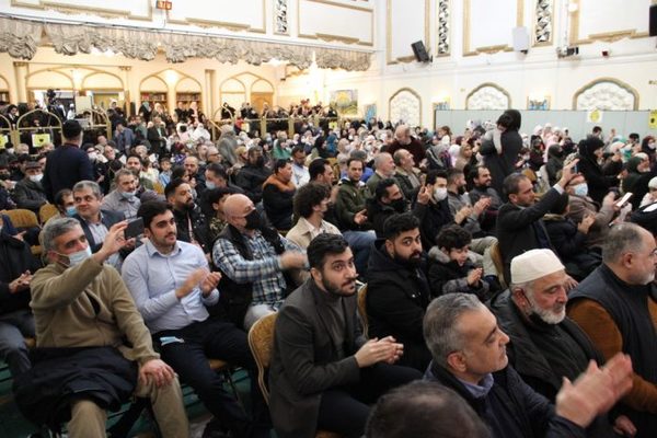 Konvertierte junge Frau nahm den Namen Fatima an