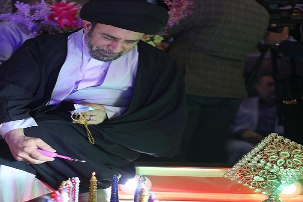 Kerzen zum Geburtstag Imam Mahdis (aj) angezündet