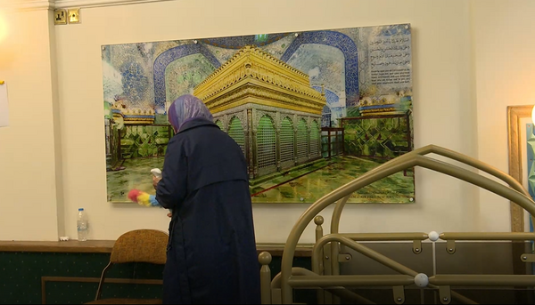 Vorbereitung auf Monat Ramadan durch Reinigung und Staubwischen