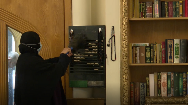 Vorbereitung auf Monat Ramadan durch Reinigung und Staubwischen