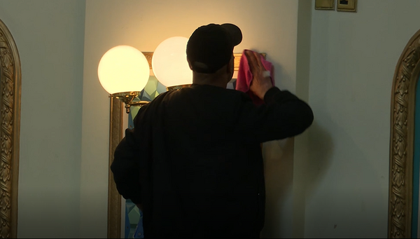 Vorbereitung auf Monat Ramadan durch Reinigung und Staubwischen