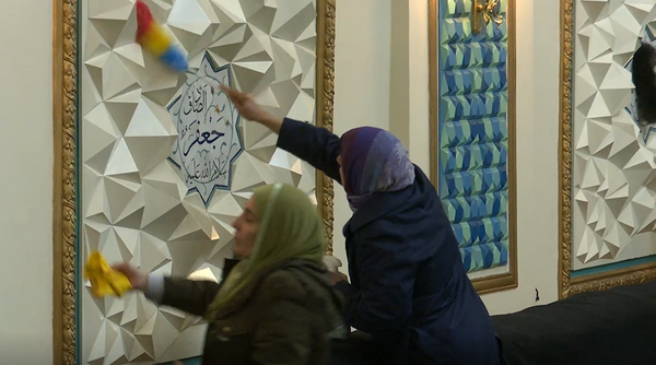 Vorbereitung auf Monat Ramadan durch Reinigung und Staubwischen