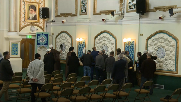 Vorbereitung auf Monat Ramadan durch Reinigung und Staubwischen