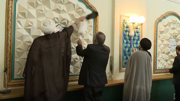 Vorbereitung auf Monat Ramadan durch Reinigung und Staubwischen