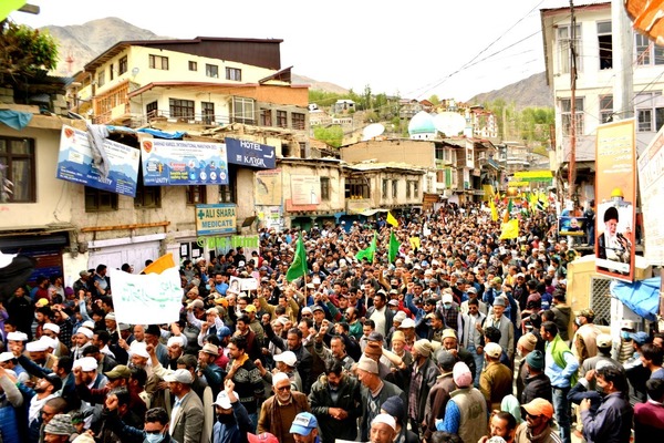 Tausende Muslime begehen den internationalen Al-Quds-Tag in Kargil