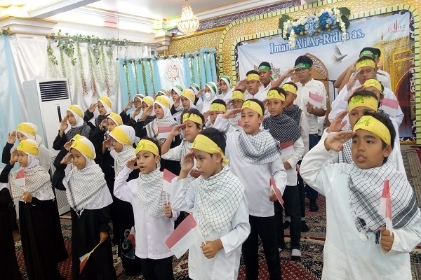 Aufführung der Hymne «Hallo Commander» in Indonesien