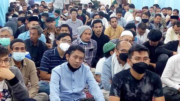 Aufführung der Hymne «Hallo Commander» in Indonesien