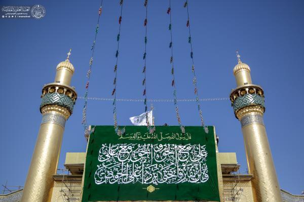 Zum Ghadir-Fest wurde eine weiße Fahne auf Kuppel des Heiligtums von Imam Ali (as.) gehisst