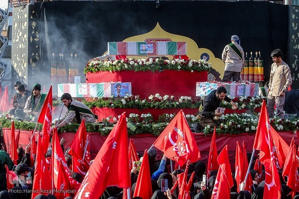 Teheran nimmt  Abschied von 5 Märtyrern der Schrein-Verteidiger