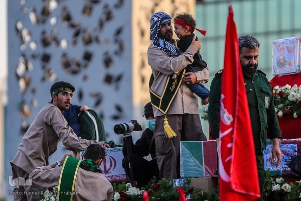 Teheran nimmt  Abschied von 5 Märtyrern der Schrein-Verteidiger