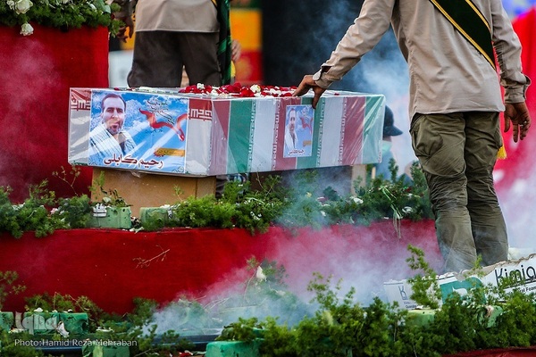 Teheran nimmt  Abschied von 5 Märtyrern der Schrein-Verteidiger