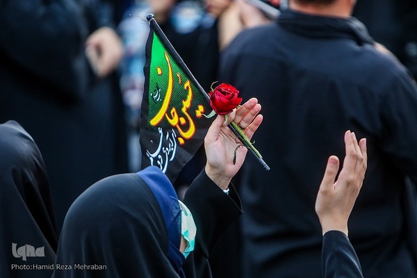 Teheran nimmt  Abschied von 5 Märtyrern der Schrein-Verteidiger