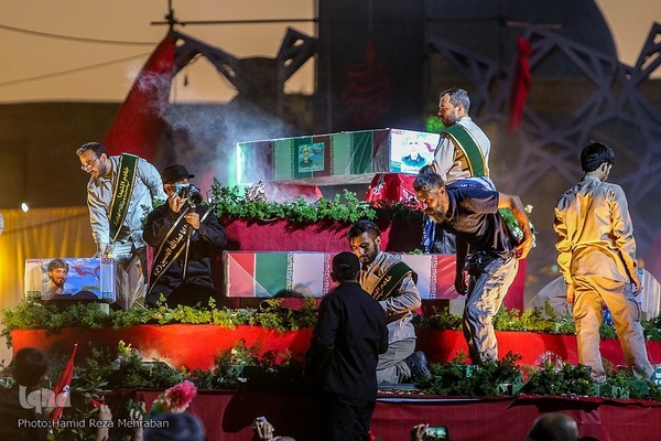 Teheran nimmt  Abschied von 5 Märtyrern der Schrein-Verteidiger