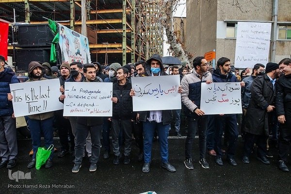 Studenten verurteilen die Beleidigung der religiösen Autorität durch Charlie Hebdo