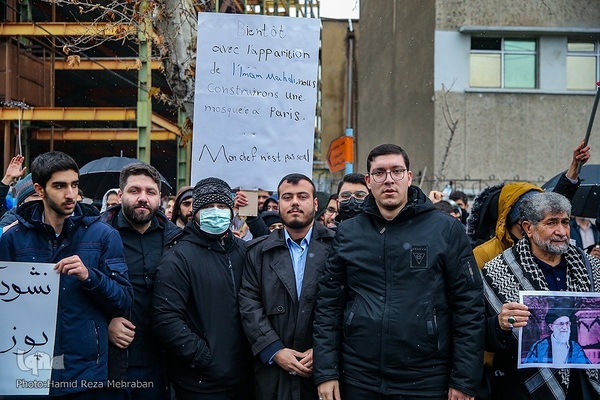 Studenten verurteilen die Beleidigung der religiösen Autorität durch Charlie Hebdo