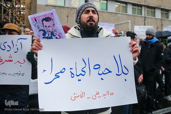 Studenten verurteilen die Beleidigung der religiösen Autorität durch Charlie Hebdo