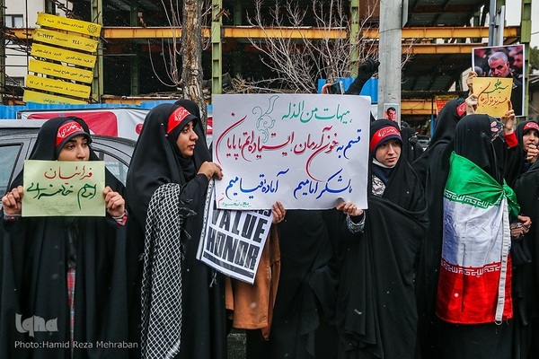 Studenten verurteilen die Beleidigung der religiösen Autorität durch Charlie Hebdo