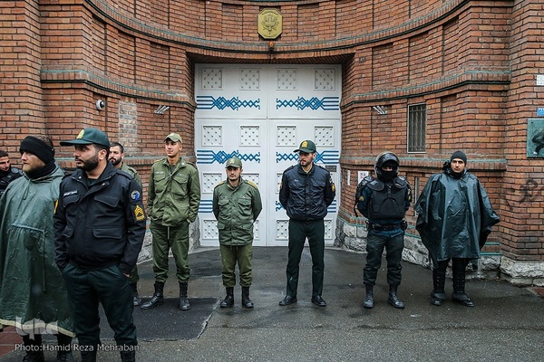 Studenten verurteilen die Beleidigung der religiösen Autorität durch Charlie Hebdo