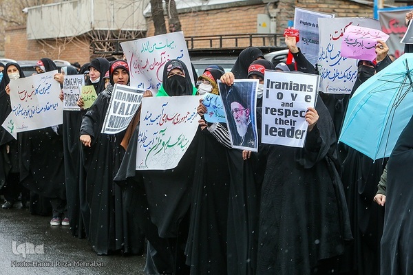 Studenten verurteilen die Beleidigung der religiösen Autorität durch Charlie Hebdo