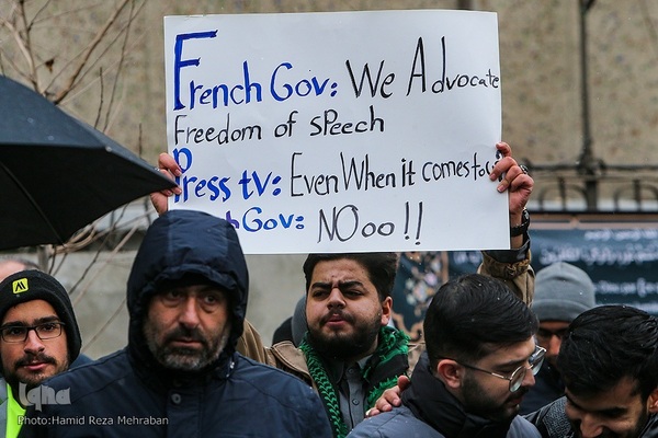 Studenten verurteilen die Beleidigung der religiösen Autorität durch Charlie Hebdo
