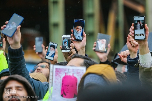 Studenten verurteilen die Beleidigung der religiösen Autorität durch Charlie Hebdo