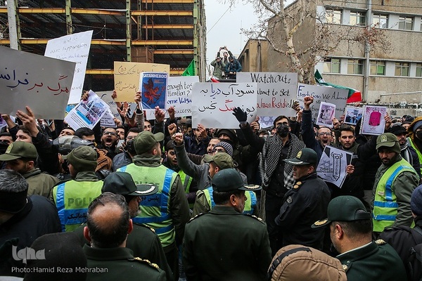 Studenten verurteilen die Beleidigung der religiösen Autorität durch Charlie Hebdo