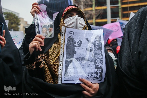 Studenten verurteilen die Beleidigung der religiösen Autorität durch Charlie Hebdo