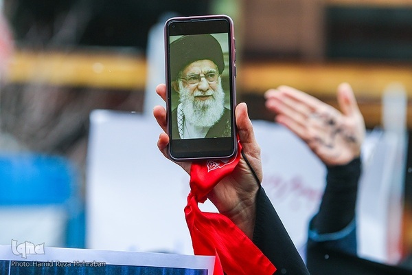 Studenten verurteilen die Beleidigung der religiösen Autorität durch Charlie Hebdo