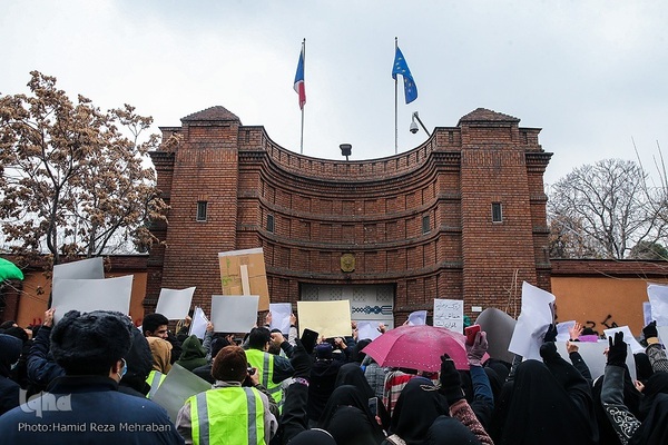 Studenten verurteilen die Beleidigung der religiösen Autorität durch Charlie Hebdo