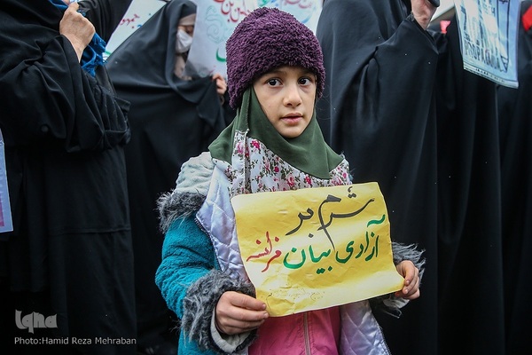 Studenten verurteilen die Beleidigung der religiösen Autorität durch Charlie Hebdo