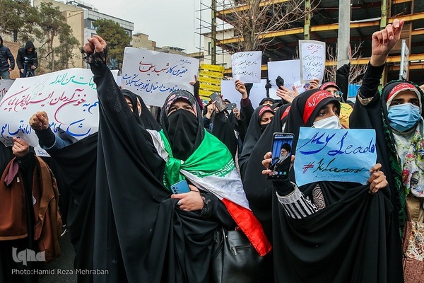 Studenten verurteilen die Beleidigung der religiösen Autorität durch Charlie Hebdo