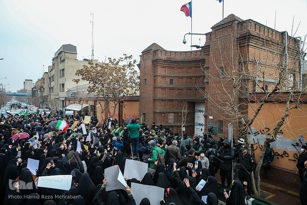 Studenten verurteilen die Beleidigung der religiösen Autorität durch Charlie Hebdo