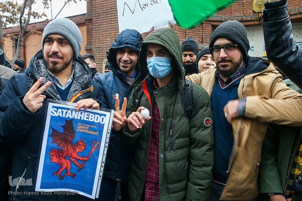 Studenten verurteilen die Beleidigung der religiösen Autorität durch Charlie Hebdo