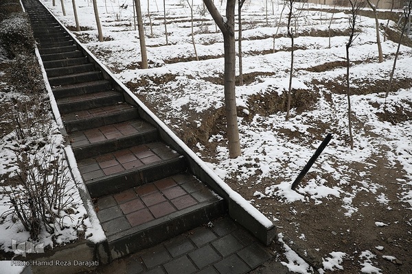 Teheran trägt ein weißes Kleid